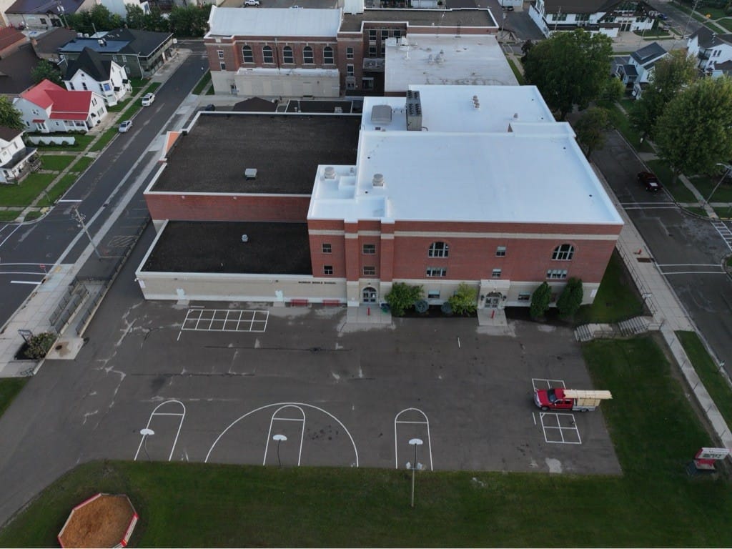 Single-ply membrane installation commercial building