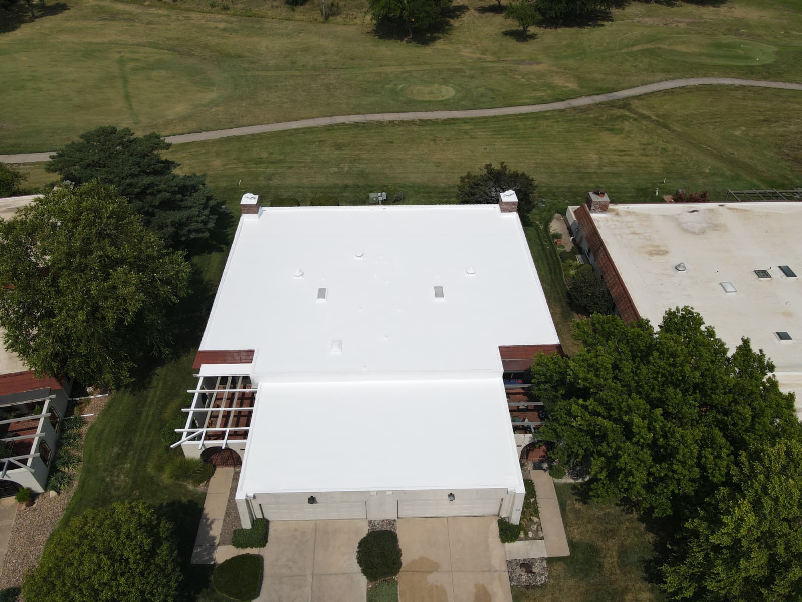 Single-ply membrane installation commercial building